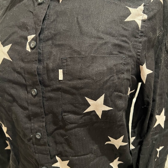 Levi’s NWT Star Patterned Button Down Shirt - Picture 4 of 4